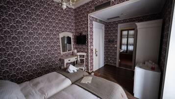 Deluxe Double Room, 1 Queen Bed | Premium bedding, down comforters, pillowtop beds, minibar