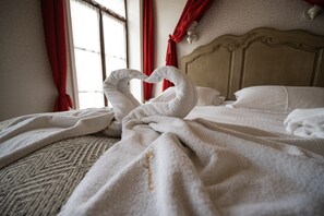 Suite estudio junior | Ropa de cama de alta calidad, edredón, camas con pillow-top y minibar