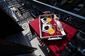 Suite estudio junior | Ropa de cama de alta calidad, edredón, camas con pillow-top y minibar