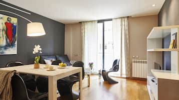 Standaard appartement, 2 slaapkamers, 2 badkamers, uitzicht op de stad | Woonruimte | Televisie