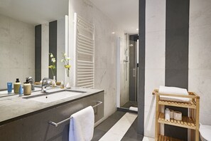 Standard Apartment, 2 Bedrooms, 2 Bathrooms, City View | Bathroom | Hair dryer, bidet, towels