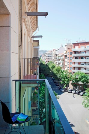 Apartamento estándar, 2 habitaciones, 2 baños, vistas a la ciudad | Edredones de plumas, decoración individual, mobiliario individual