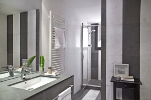 Standard Apartment, 2 Bedrooms, 2 Bathrooms, City View | Bathroom | Hair dryer, bidet, towels - AinB Sagrada Familia Apartments (Barcelona)