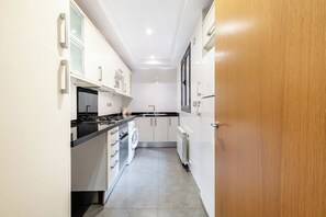 Apartamento estándar, 1 habitación, cocina | Cocina privada | Frigorífico grande, microondas, horno y placa de cocina