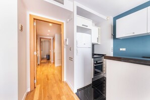 Apartamento estándar, 1 habitación, cocina | Cocina privada | Frigorífico grande, microondas, horno y placa de cocina