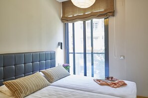 Apartamento estándar, 2 habitaciones, 2 baños, vistas a la ciudad | Edredones de plumas, decoración individual, mobiliario individual