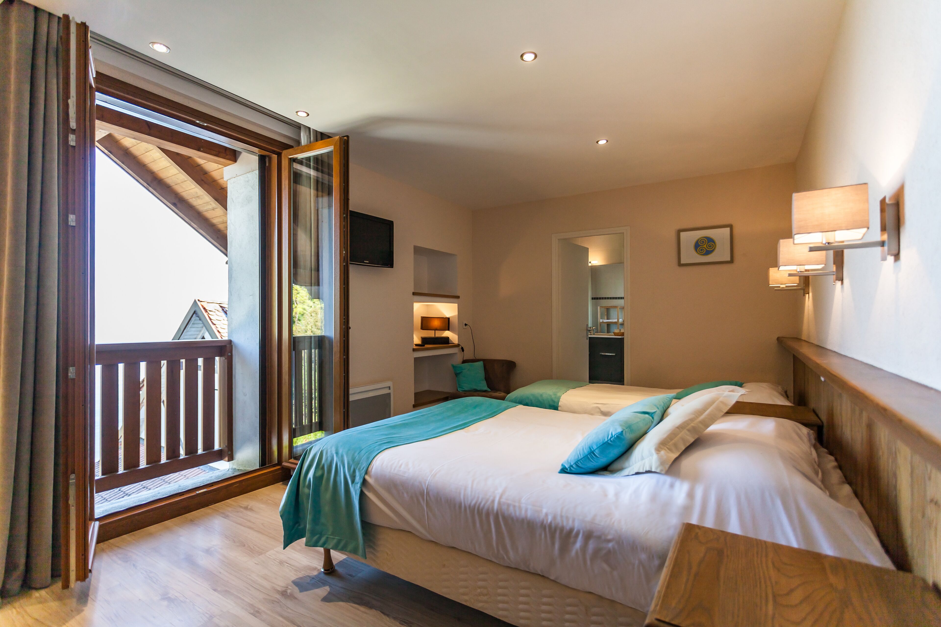 triple room | premium bedding, in-room safe, desk, laptop workspace