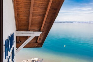 Ein Hotel mit Holzbalkendecke und Blick auf ruhiges Wasser.