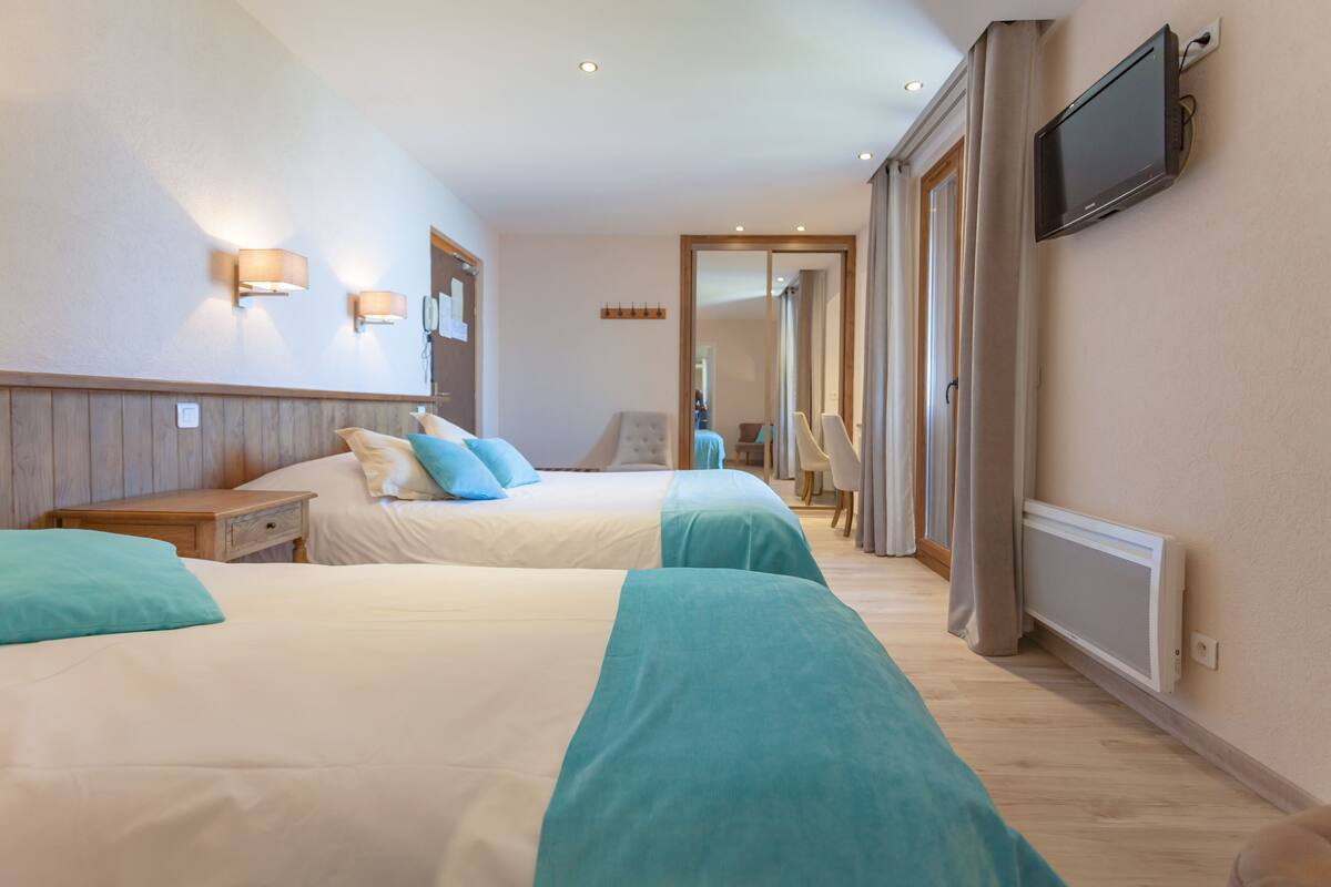 triple room | premium bedding, in-room safe, desk, laptop workspace