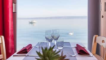 Se sirven almuerzos y cenas; cocina francesa; con vista a la playa