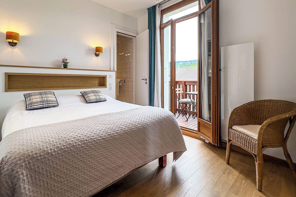 double room | premium bedding, in-room safe, desk, laptop workspace