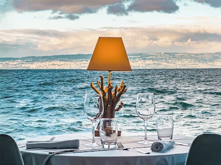 Lunch and dinner served . Hôtel de la Plage