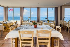 Lunch, dinner served; French cuisine, beach views  - Hôtel de la Plage (Publier)