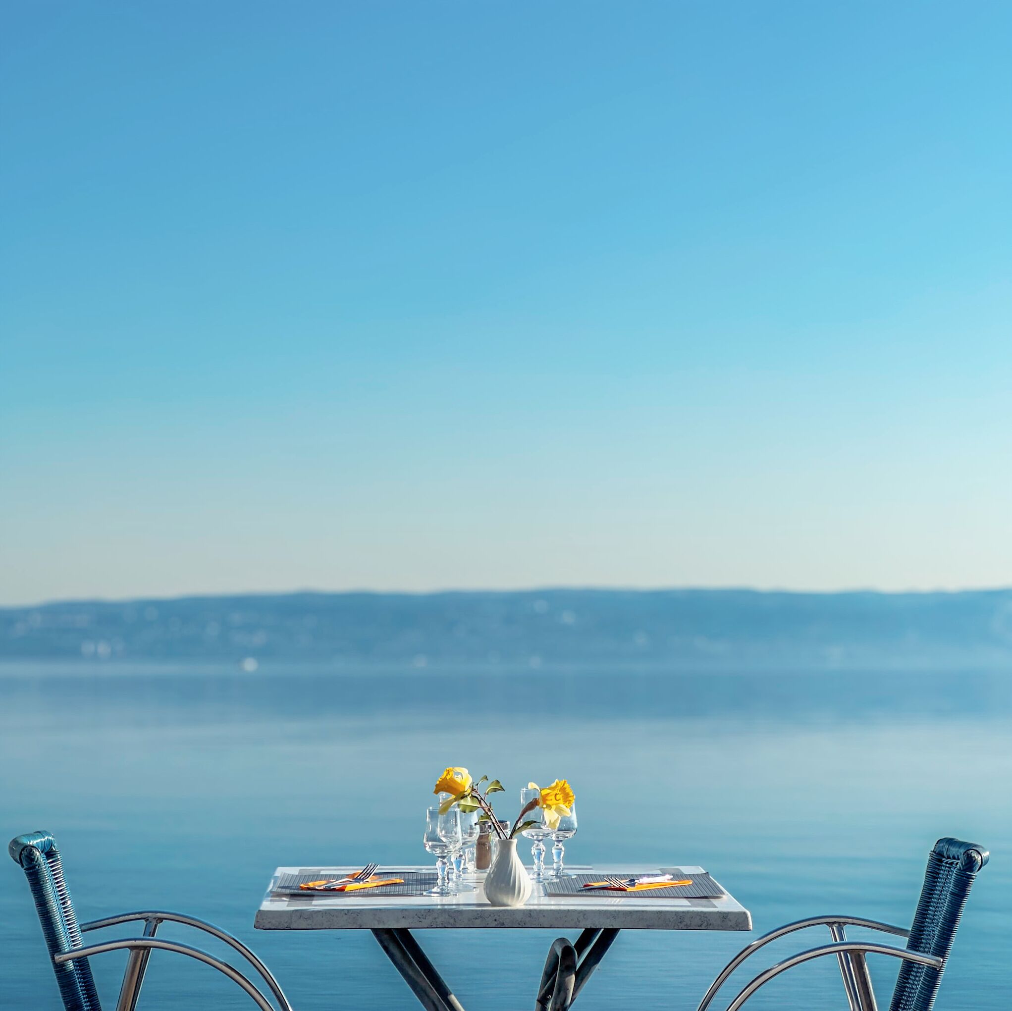 Serveert lunch, diner, Franse gerechten, stranduitzicht 