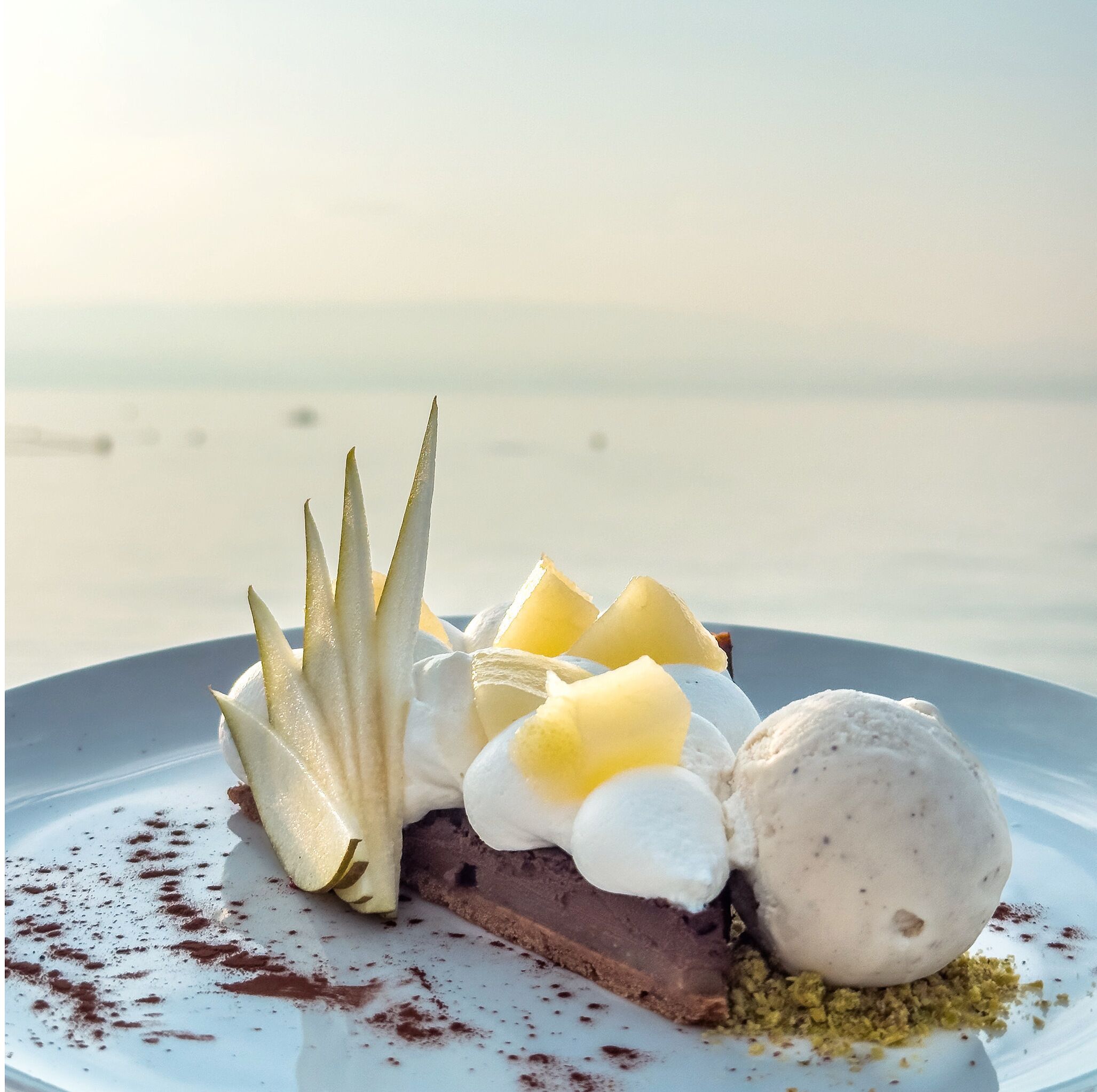 Ein Dessert auf einem Teller mit Blick auf den Strand.