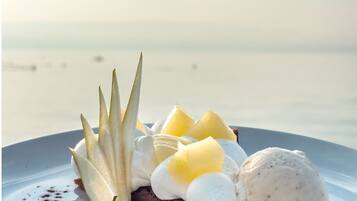 Ein Dessert auf einem Teller mit Blick auf den Strand.