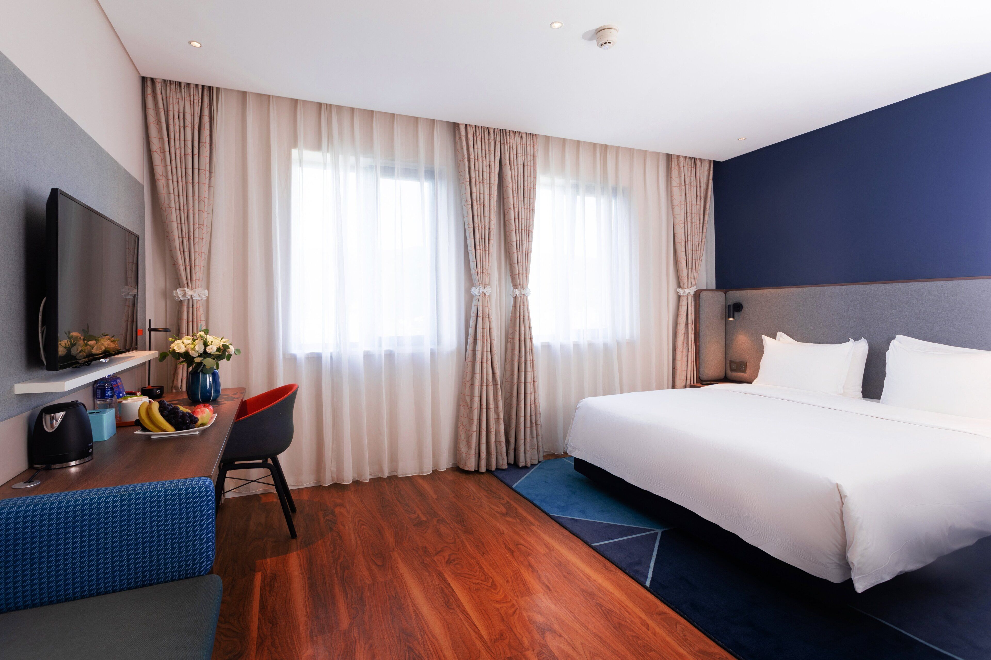 أغطية فراش متميزة وخزنة داخل الغرفة ومكتب ومكواة/لوح كي