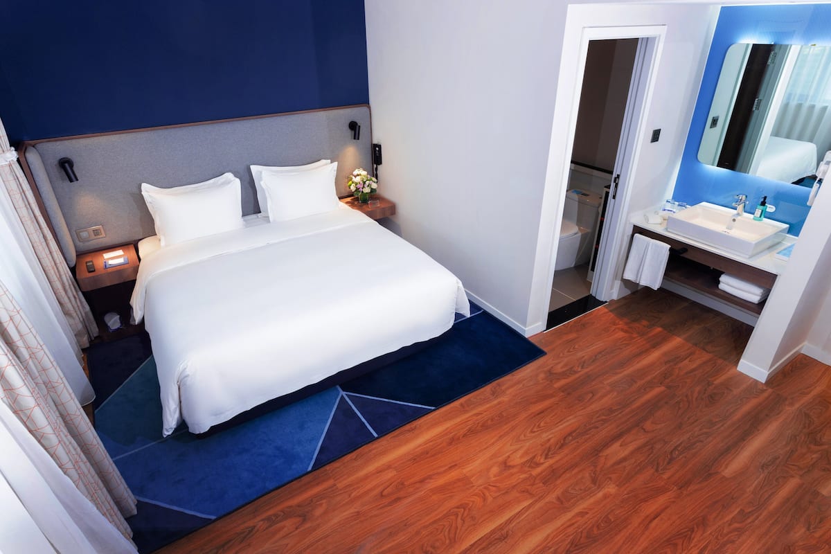 Chambre Standard, 1 très grand lit, vue sur la ville (High Floor) | Literie de qualité, coffre-fort, bureau, fer et planche à repasser