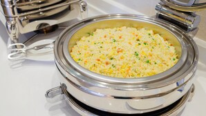 Un buffet avec un plat de riz frit et un plateau d’œufs.
