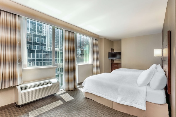 Room, 2 Katil Kelamin (Double), Accessible, City View (Roll-In Show) | Peti besi dalam bilik, langsir/tirai gelap terus