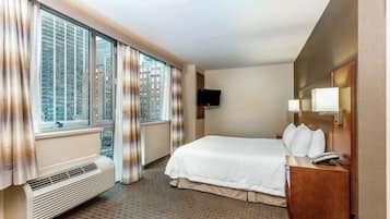 Habitación, 1 cama de matrimonio grande, accesible para personas con discapacidad (Bathtub) | Caja fuerte, cortinas opacas, tabla de planchar con plancha