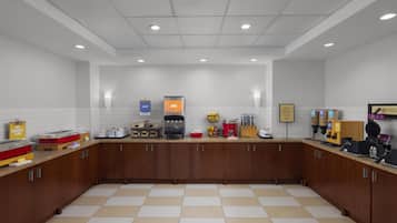Café da manhã com buffet grátis todos os dias
