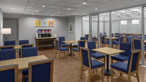 Free daily buffet breakfast - Hampton Inn Manhattan Grand Central (New York)