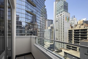 Room, 1 King Bed, Balcony | View from room - Hampton Inn Manhattan Grand Central (New York)
