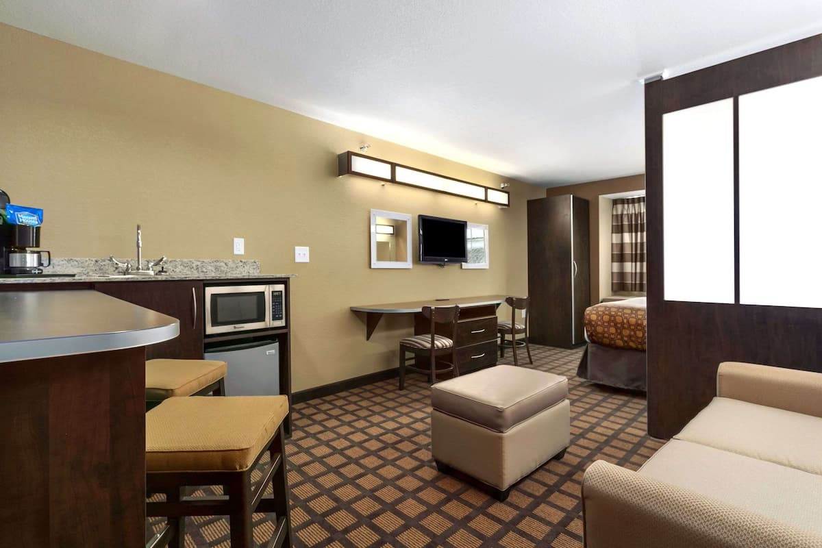 Suite monolocale, 1 letto queen, accessibile ai disabili, non fumatori (Mobility Accessible) | Una scrivania, tende oscuranti, ferro/asse da stiro