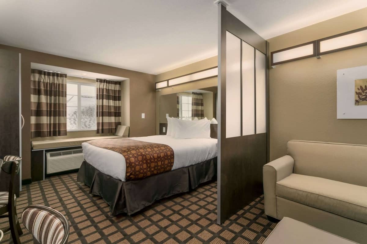 studio suite, 1 queen bed, non smoking | desk, blackout curtains, iron/ironing board, free cots/infant beds