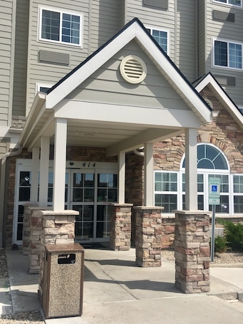 Property entrance. Microtel Inn & Suites by Wyndham Minot