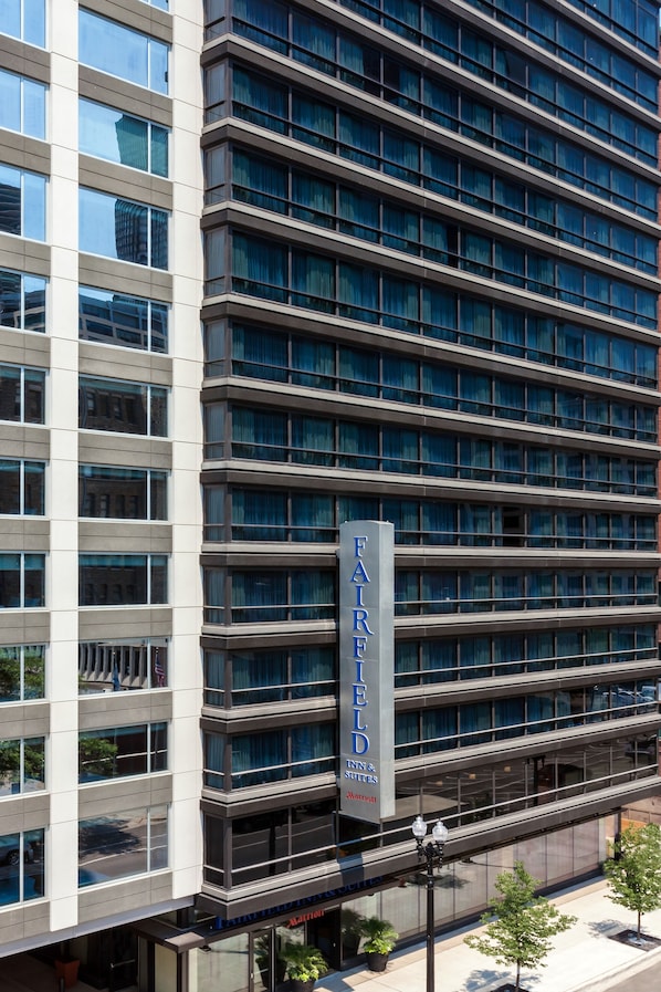 A multi-story hotel with a prominent sign reading "FAREFIELD LNN & SUITES Marriott." - Fairfield Inn & Suites Chicago Downtown/River North (Chicago)