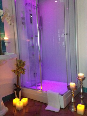 Suite with Balcony | Jet tub