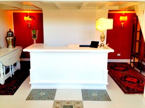 Kios check-in/check-out