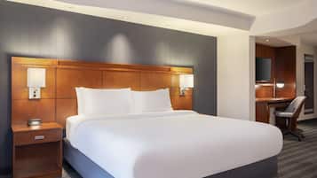 Escritorio, cortinas blackout y tabla de planchar con plancha