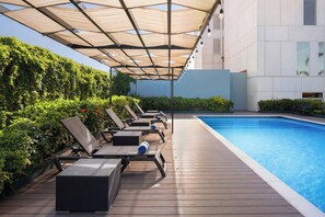 Outdoor pool - Courtyard by Marriott Leon at the Poliforum (León)
