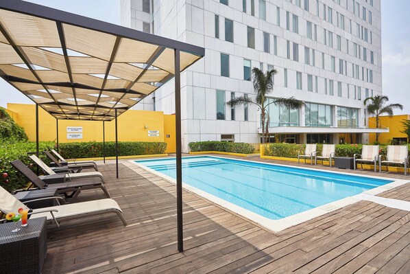 Outdoor pool - Courtyard by Marriott Leon at the Poliforum (León)