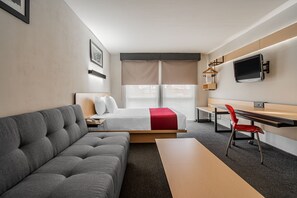 Camera Superior, 1 letto queen con divano letto | Una scrivania, ferro/asse da stiro, Wi-Fi gratuito, lenzuola