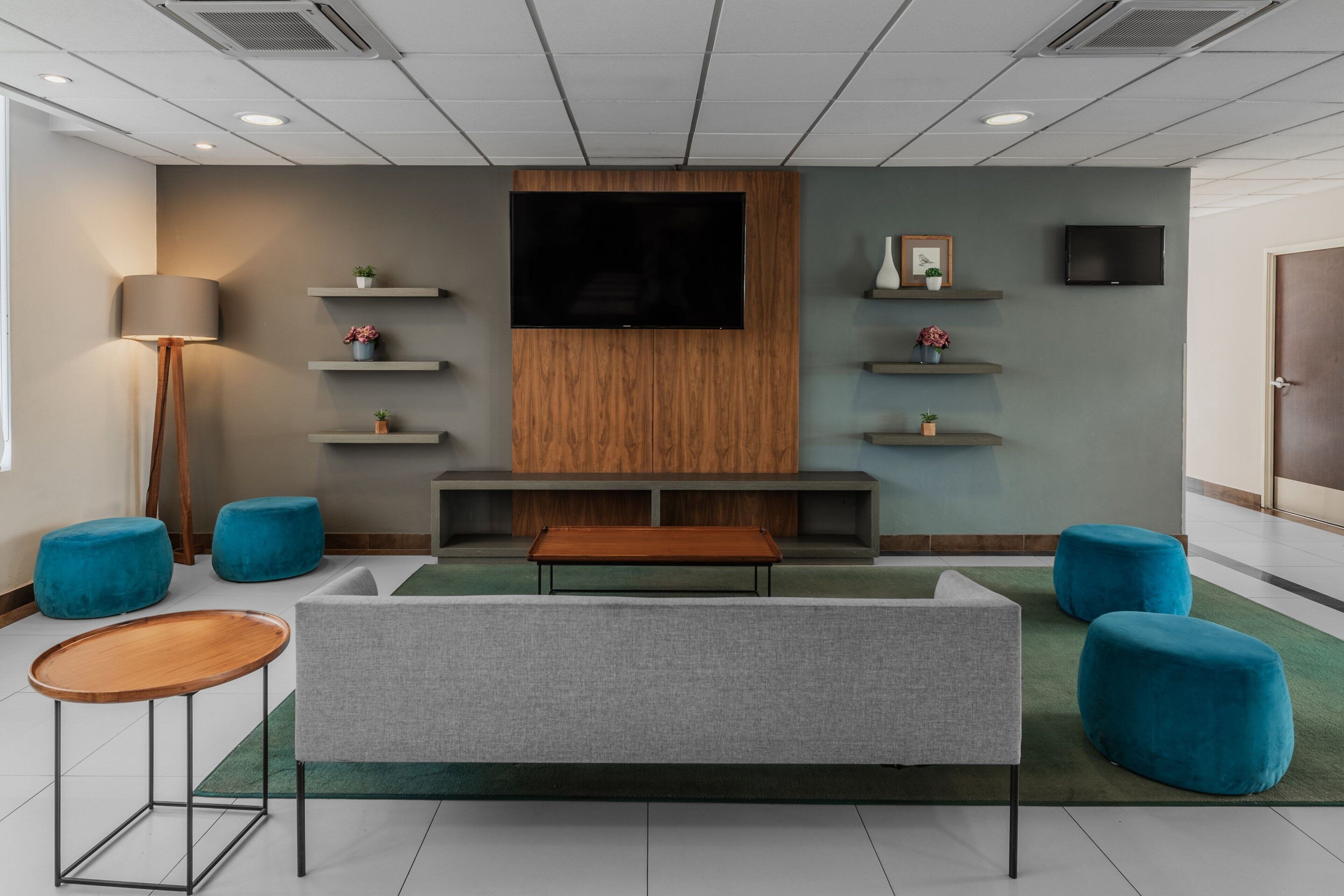 Lobby-lounge