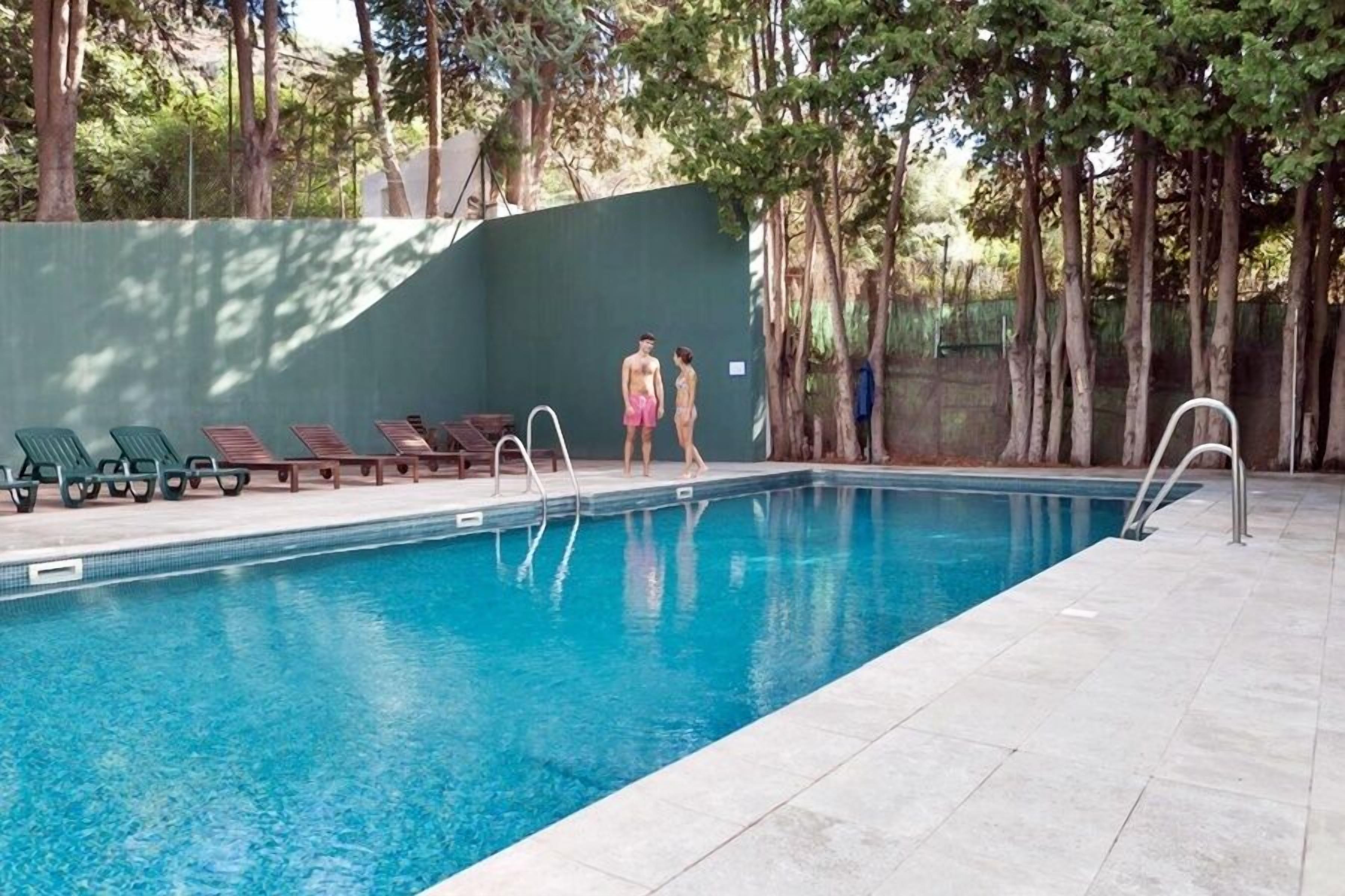Una piscina cubierta, 2 piscinas al aire libre