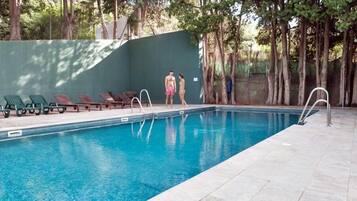 Una piscina cubierta, 2 piscinas al aire libre