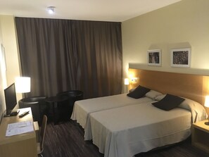 Dubbelrum eller tvåbäddsrum | Minibar, värdeförvaringsskåp på rummet och skrivbord