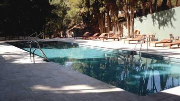 Sisäuima-allas, 2 ulkouima-allasta