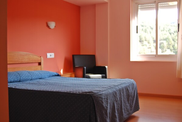 Chambre Double Confort, accessible aux personnes à mobilité réduite, salle de bains privée | Équipements de la chambre