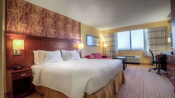 Escrivaninha, cortinas blackout, ferros/tábuas de passar roupa