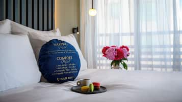 Deluxe Double Room | 1 bedroom, in-room safe, desk, iron/ironing board