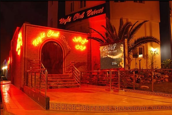 Fassade der Unterkunft – Abend/Nacht