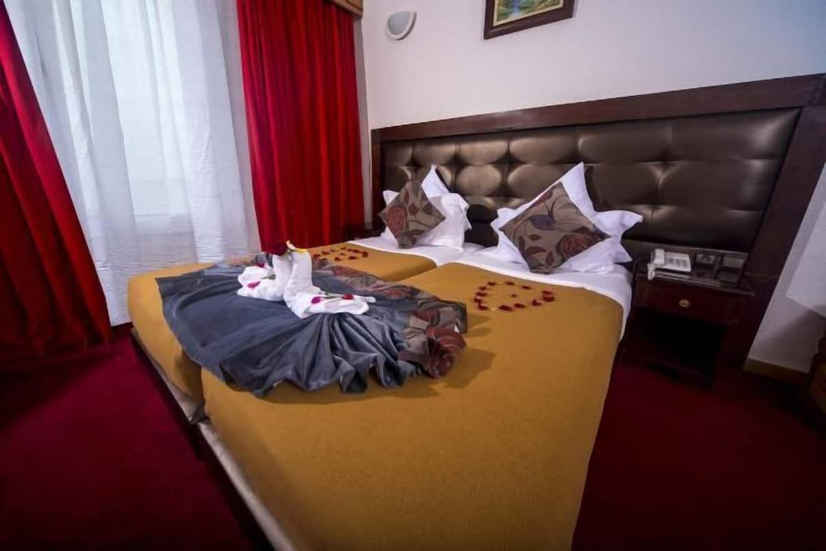 Een minibar, een kluis op de kamer, gratis babybedden, extra bedden