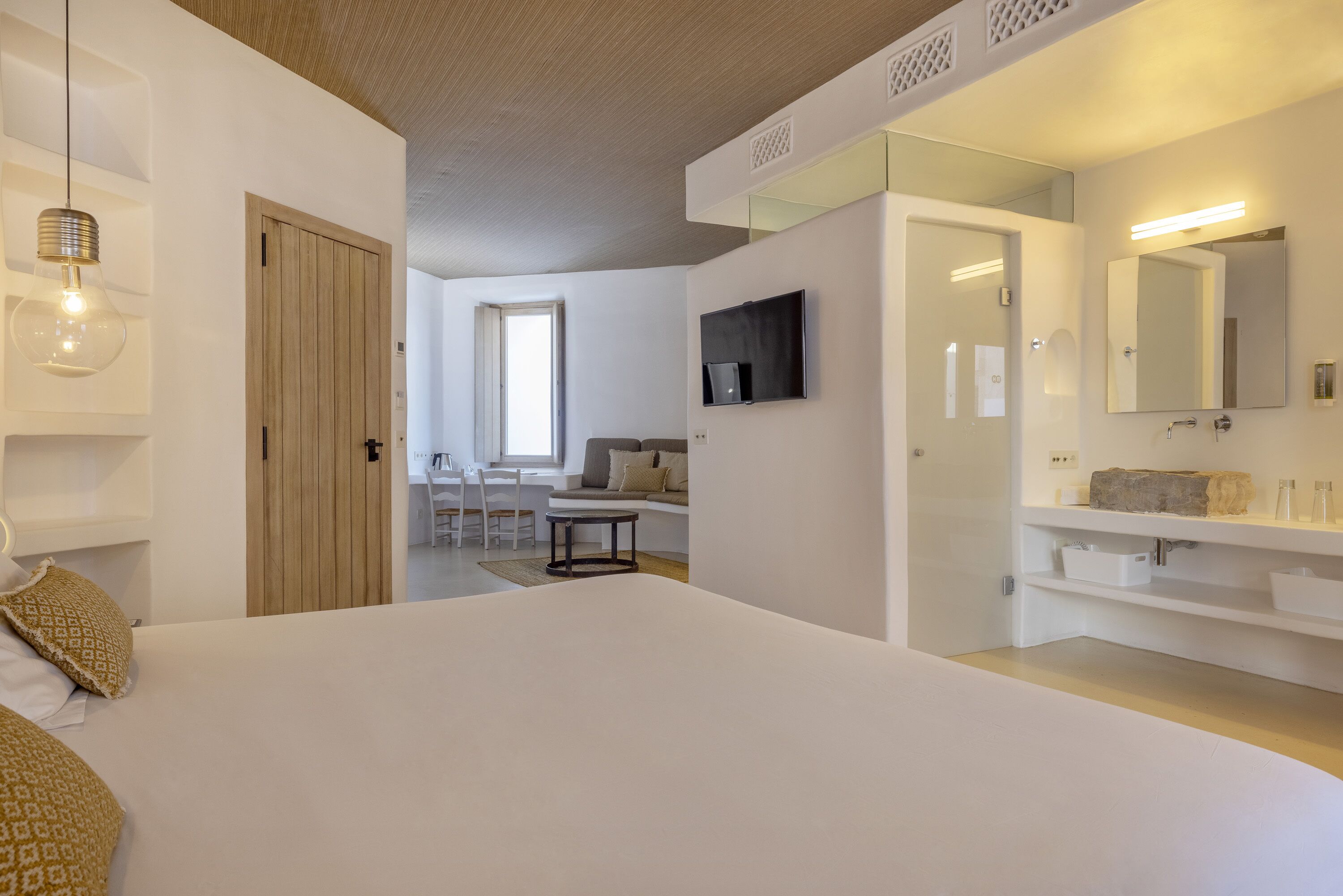 junior suite, terrace | minibar, in-room safe, desk, soundproofing