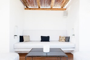 Utendørsbasseng og solsenger